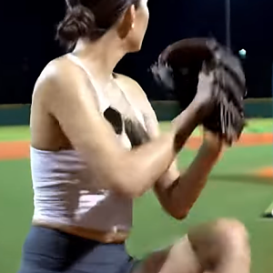 야구 여신이라 불릴만하네…. 방송 끝나고 야구장 가서 피칭하는 스포츠 아나운서... 이 정도면 찐?