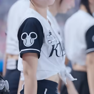 홀리는 초승달 눈웃음 Up! 아웃송 김정원 치어리더